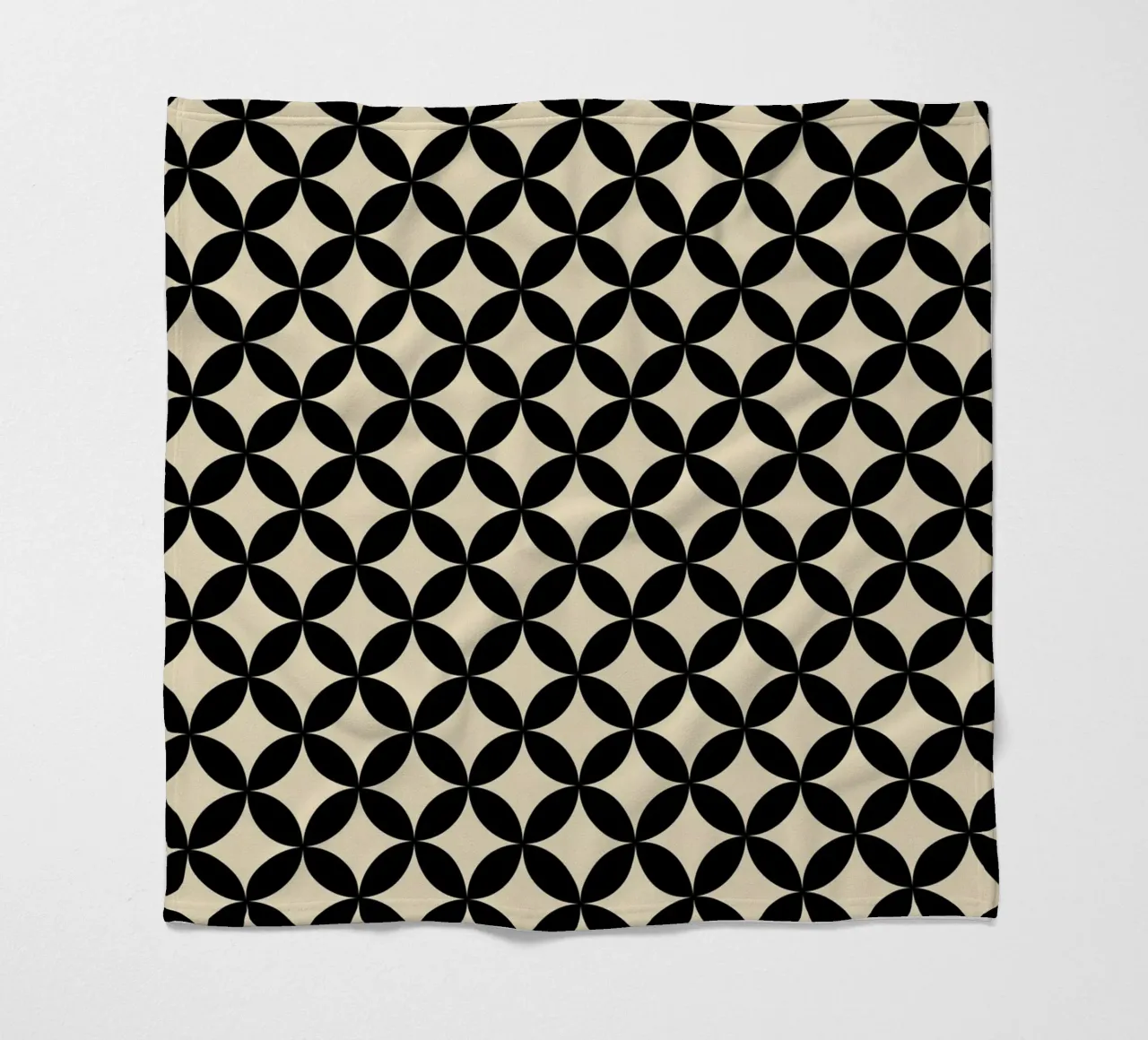 Minimal Basic Geometric Flower Pattern 2 | Nero su Beige coperta in pile da Beauty in Simplicity