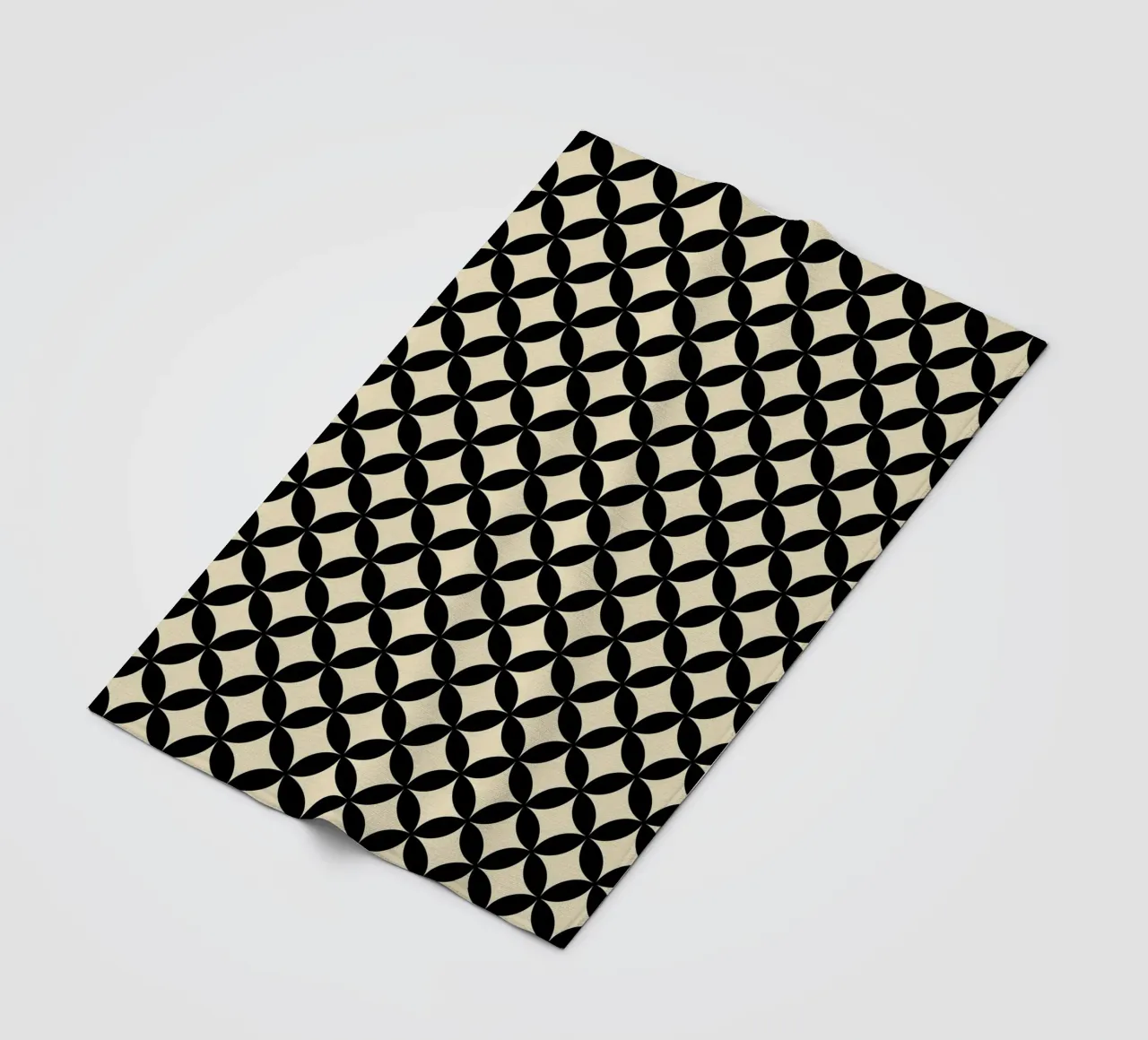Minimalistisches geometrisches Blumenmuster 2 | Schwarz auf Beige Fleecedecke von Beauty in Simplicity