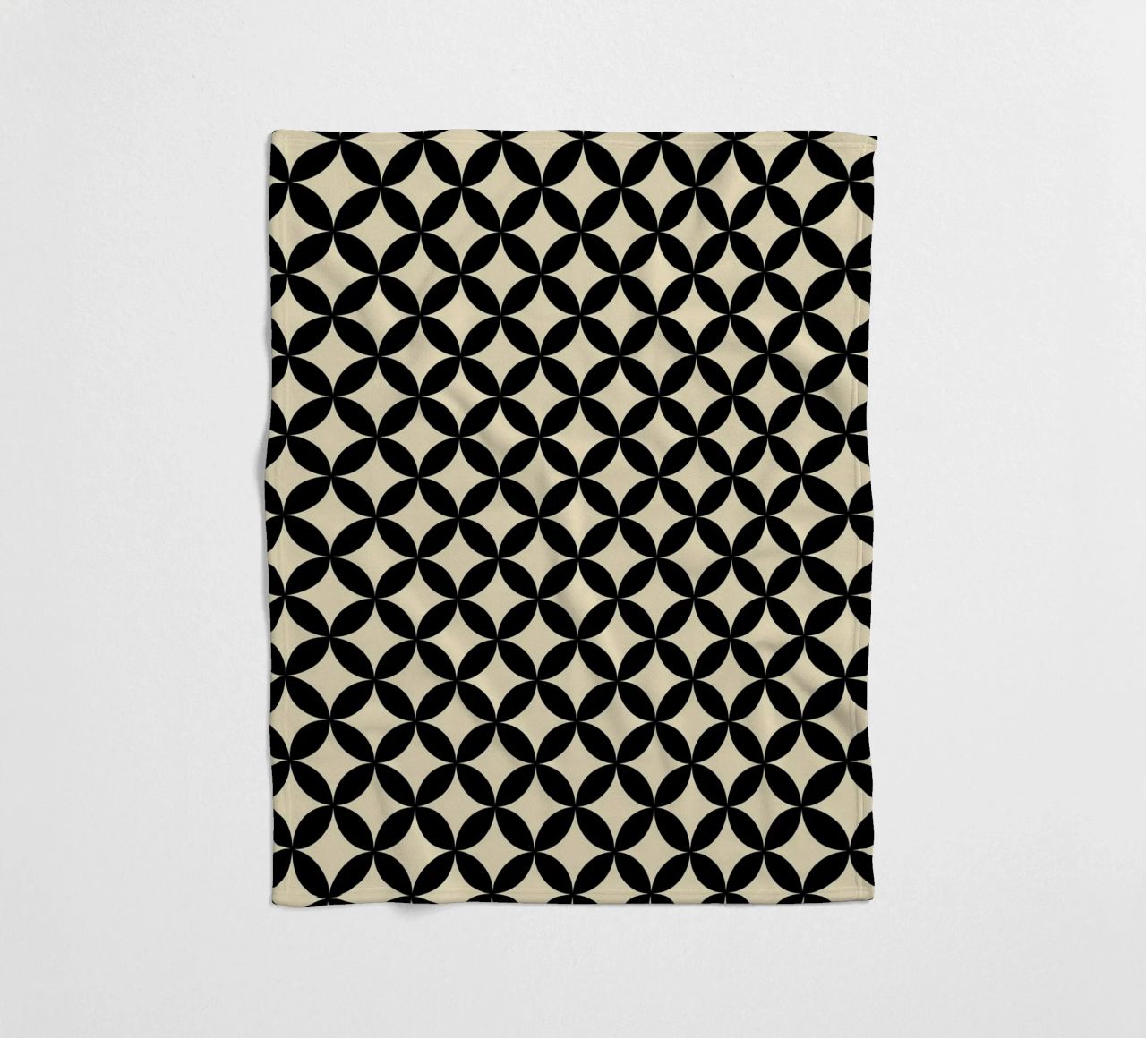 Minimal Basic Geometric Flower Pattern 2 | Nero su Beige coperta in pile da Beauty in Simplicity