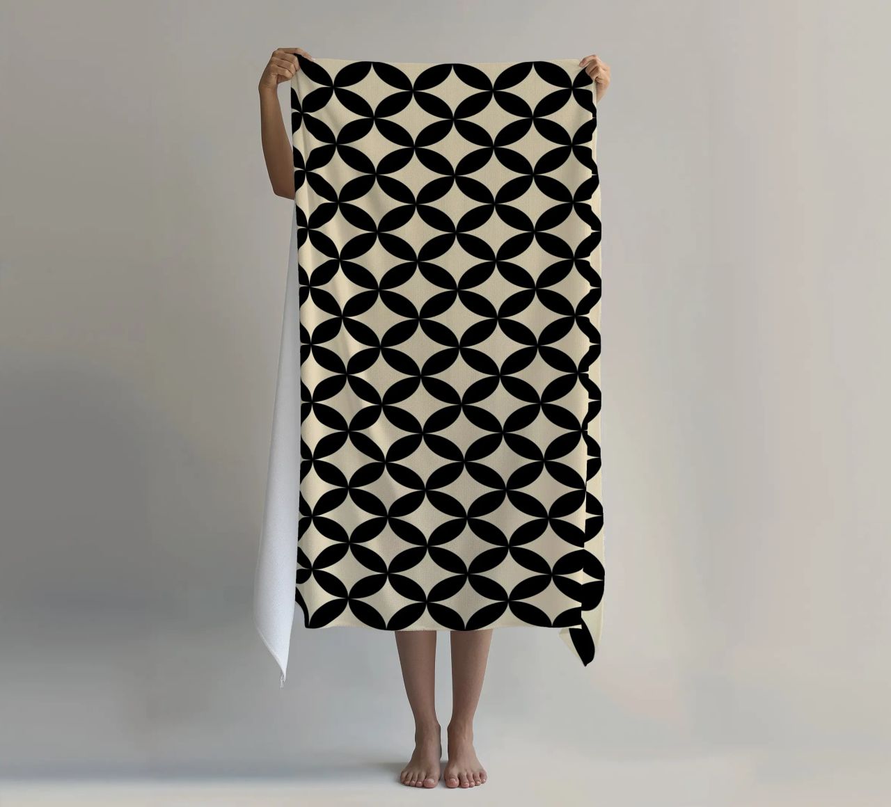 Minimal Basic Geometric Flower Pattern 2 | Nero su Beige telo mare da Beauty in Simplicity