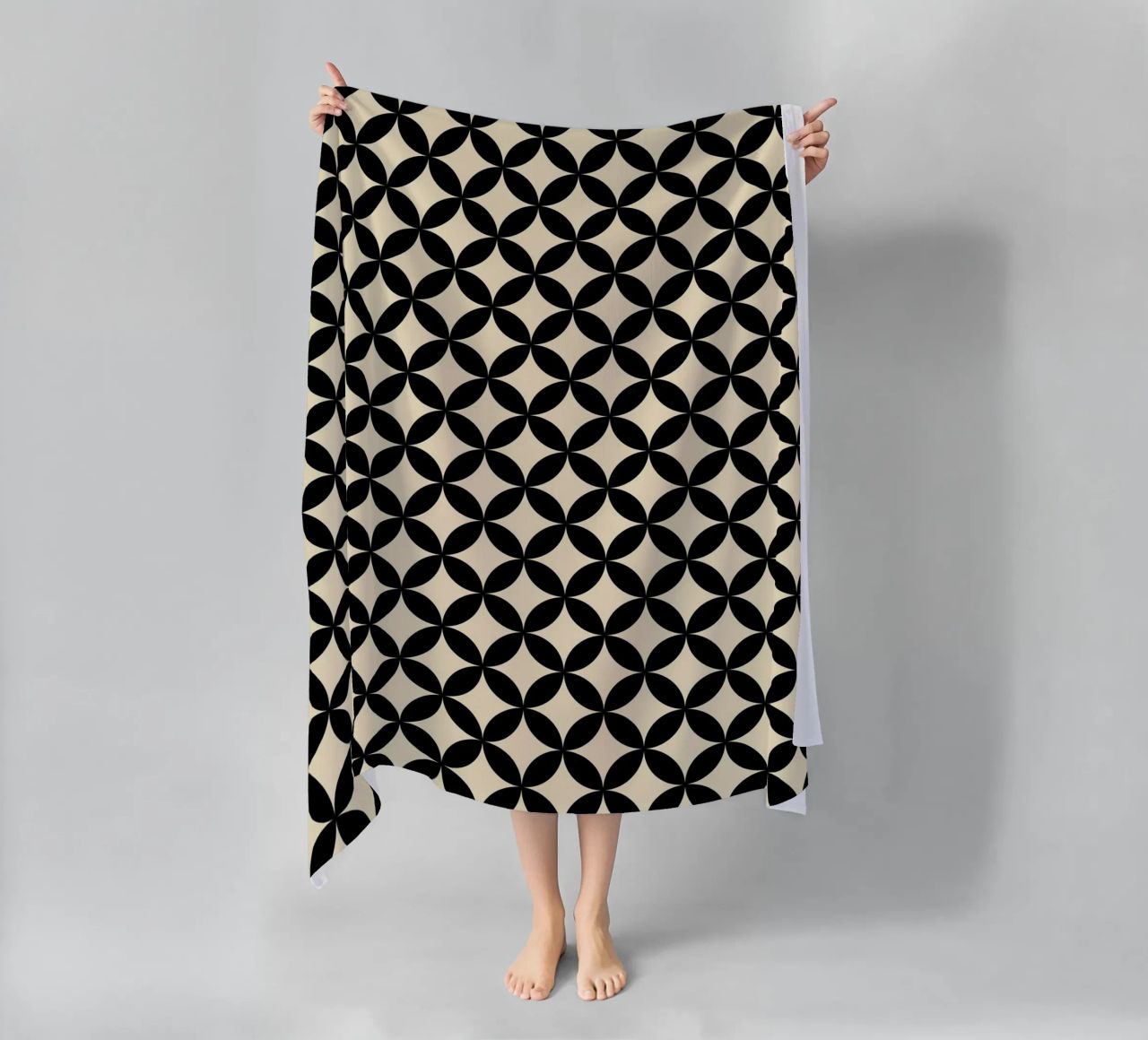 Minimal Basic Geometric Flower Pattern 2 | Nero su Beige telo mare da Beauty in Simplicity