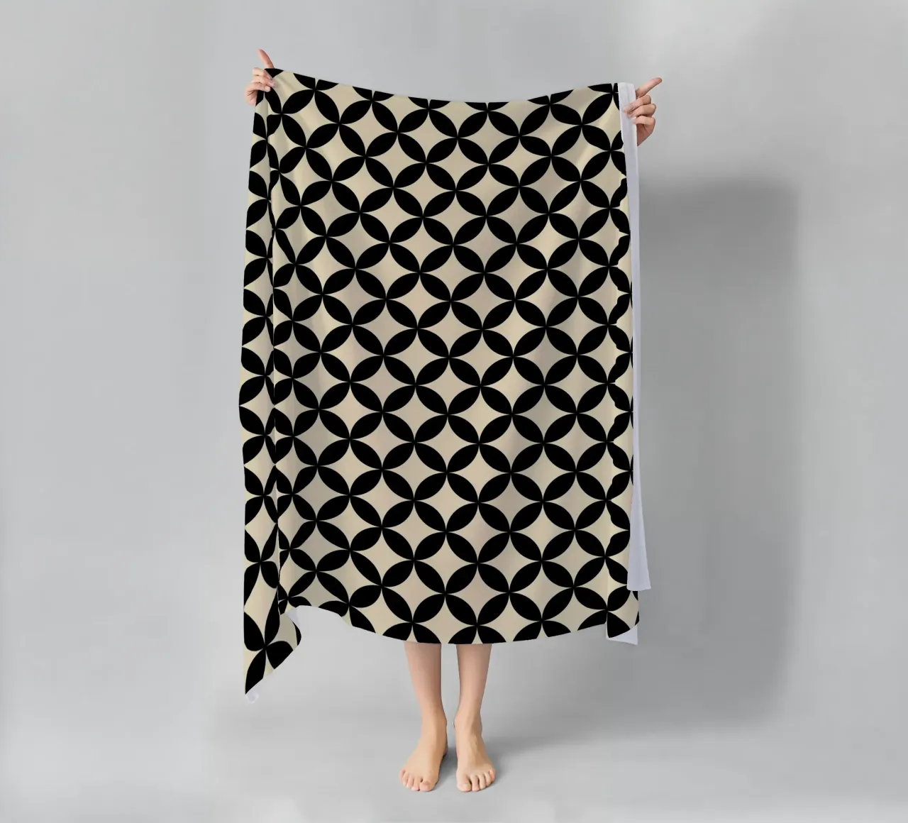 Minimal Basis Geometrisch Bloempatroon 2 | Zwart op Beige strandhanddoek van Beauty in Simplicity