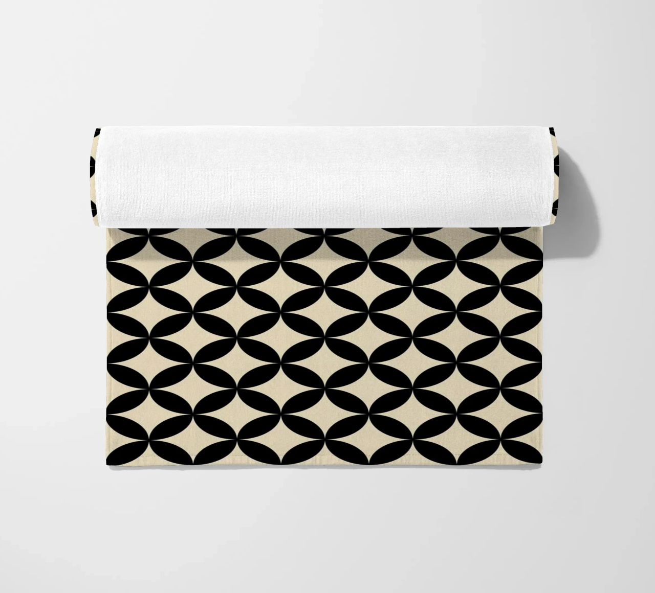 Minimal Basic Geometric Flower Pattern 2 | Nero su Beige telo mare da Beauty in Simplicity