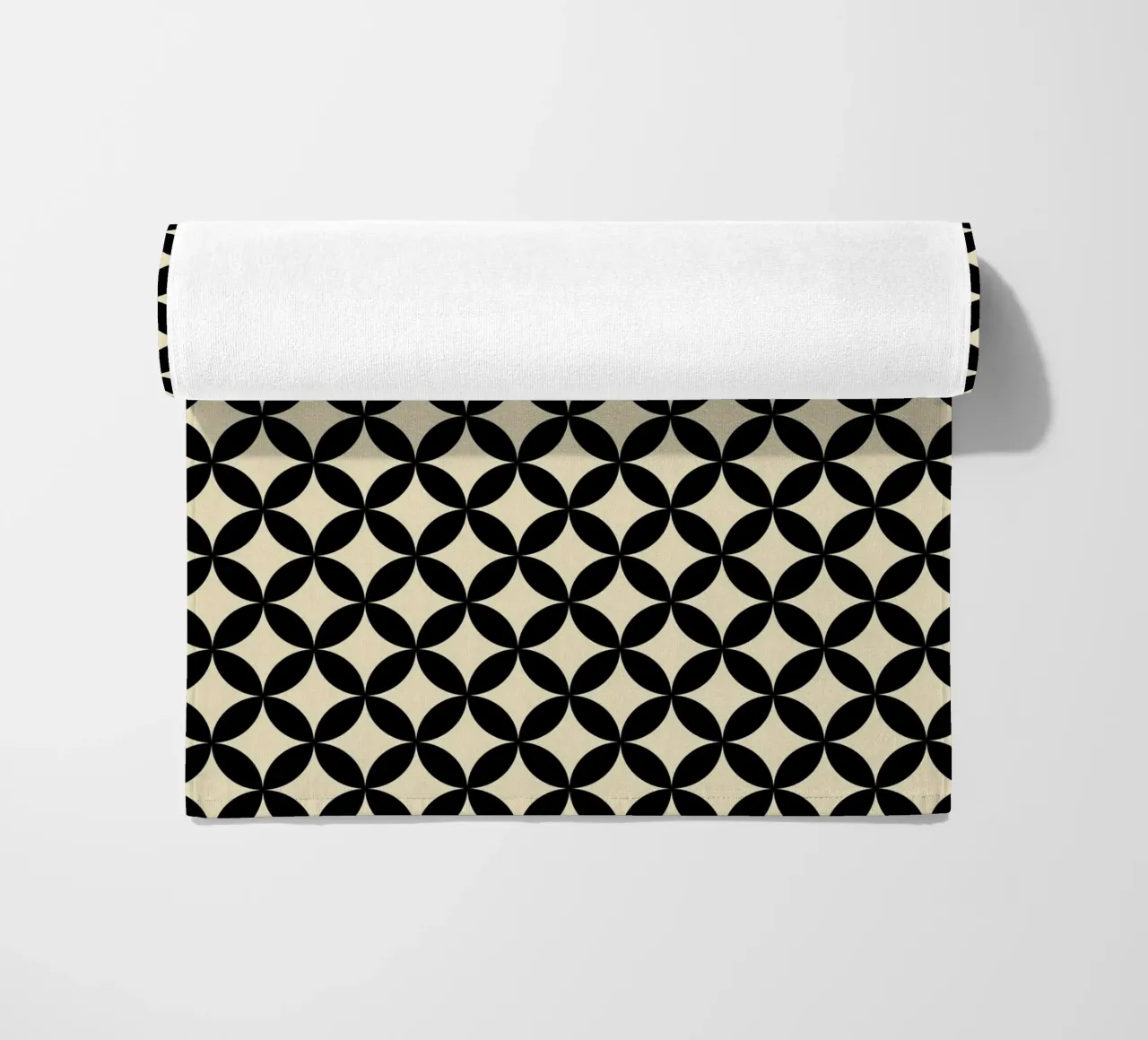 Minimalistisches geometrisches Blumenmuster 2 | Schwarz auf Beige Strandtuch von Beauty in Simplicity