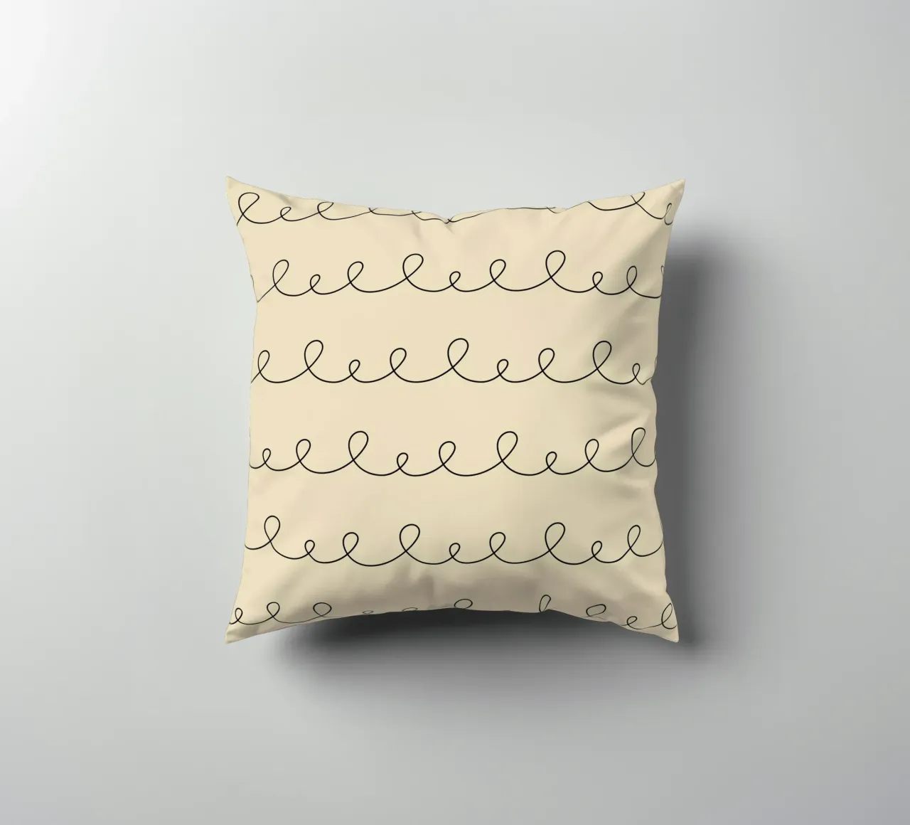 Disegno geometrico minimale di linee ad anello | Nero su beige cuscino da Beauty in Simplicity
