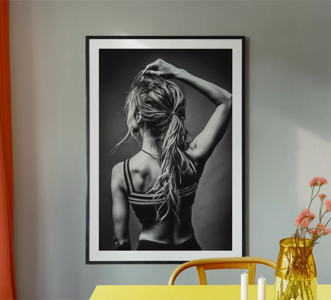 Forza - Donna di spalle con coda di cavallo (bianco e nero) poster con telaio in plastica da Synthaira