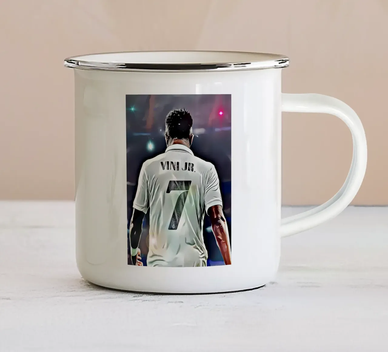 Vinícius Júnior con la maglia numero 7 del Real Madrid tazza in smalto da dark eagle