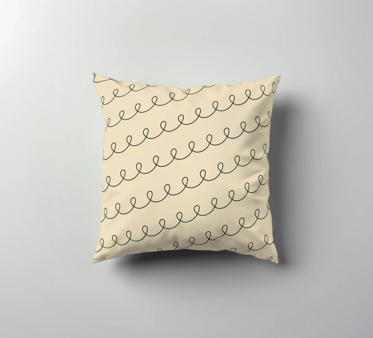 Disegno geometrico minimale di linee ad anello 2 | nero su beige cuscino da Beauty in Simplicity