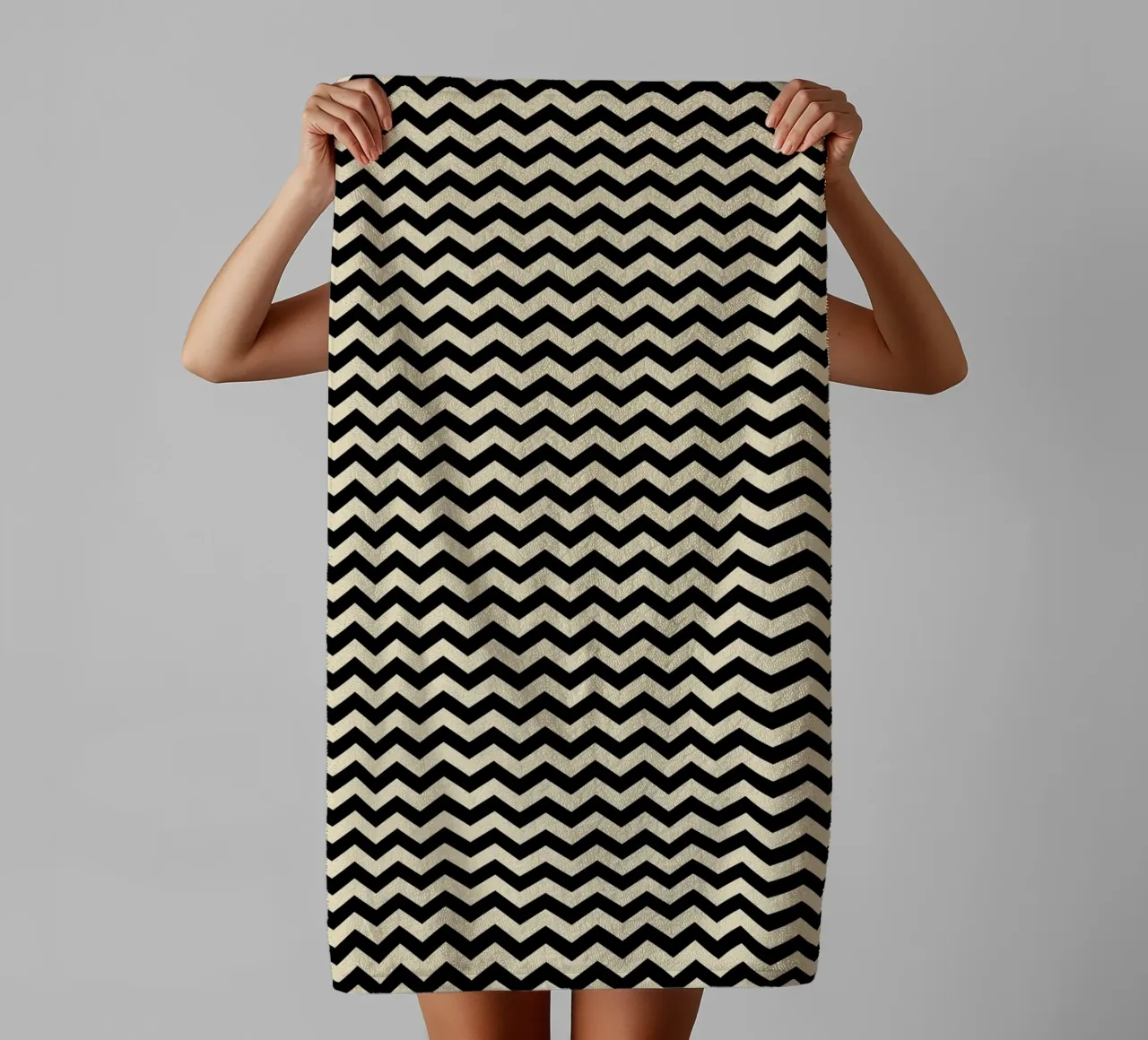 Minimal Chic Basic Chevron Pattern | Nero e Beige asciugamano da bagno da Beauty in Simplicity