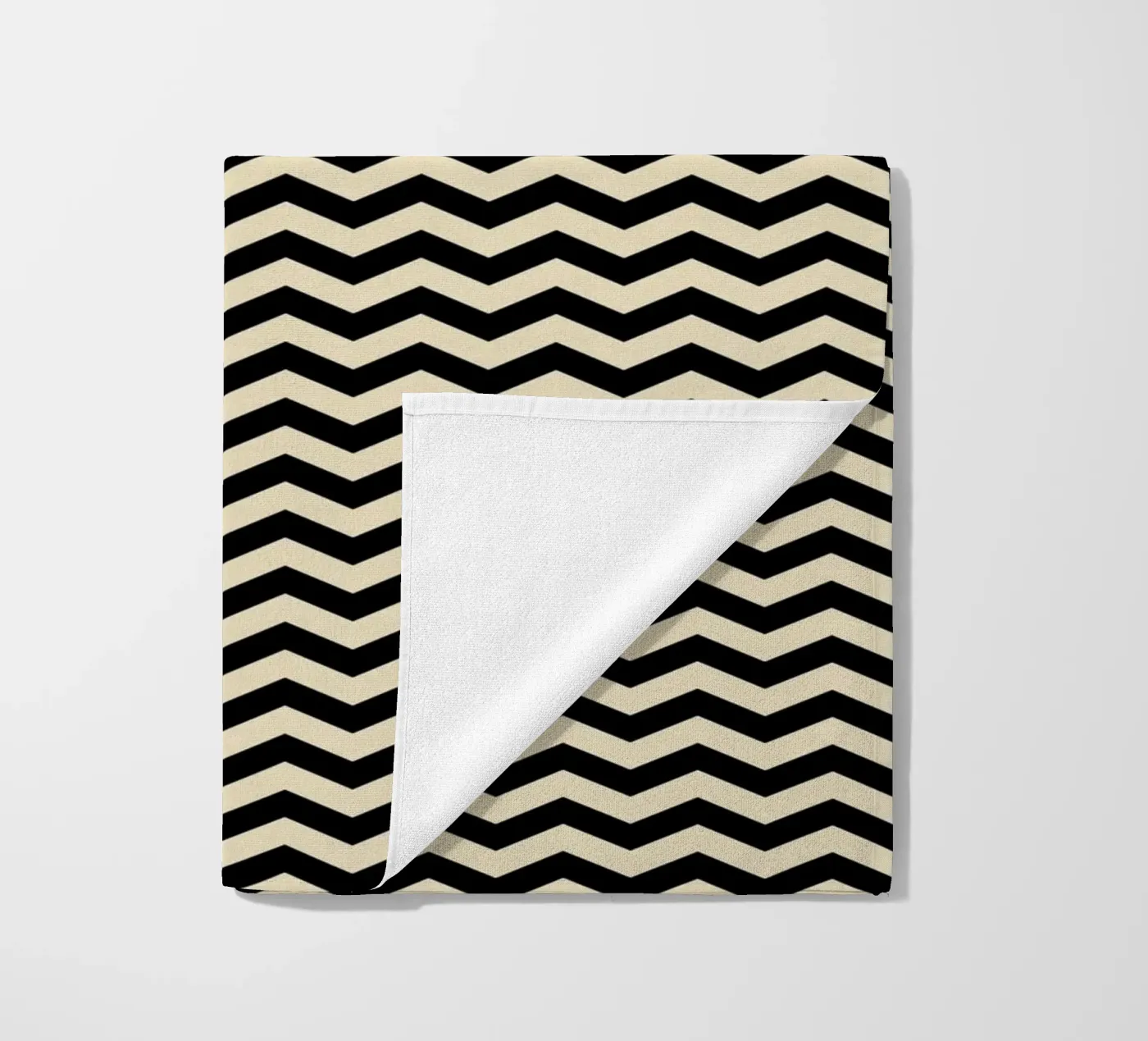 Minimal Chic Basis Chevron Patroon | Zwart en Beige strandhanddoek van Beauty in Simplicity