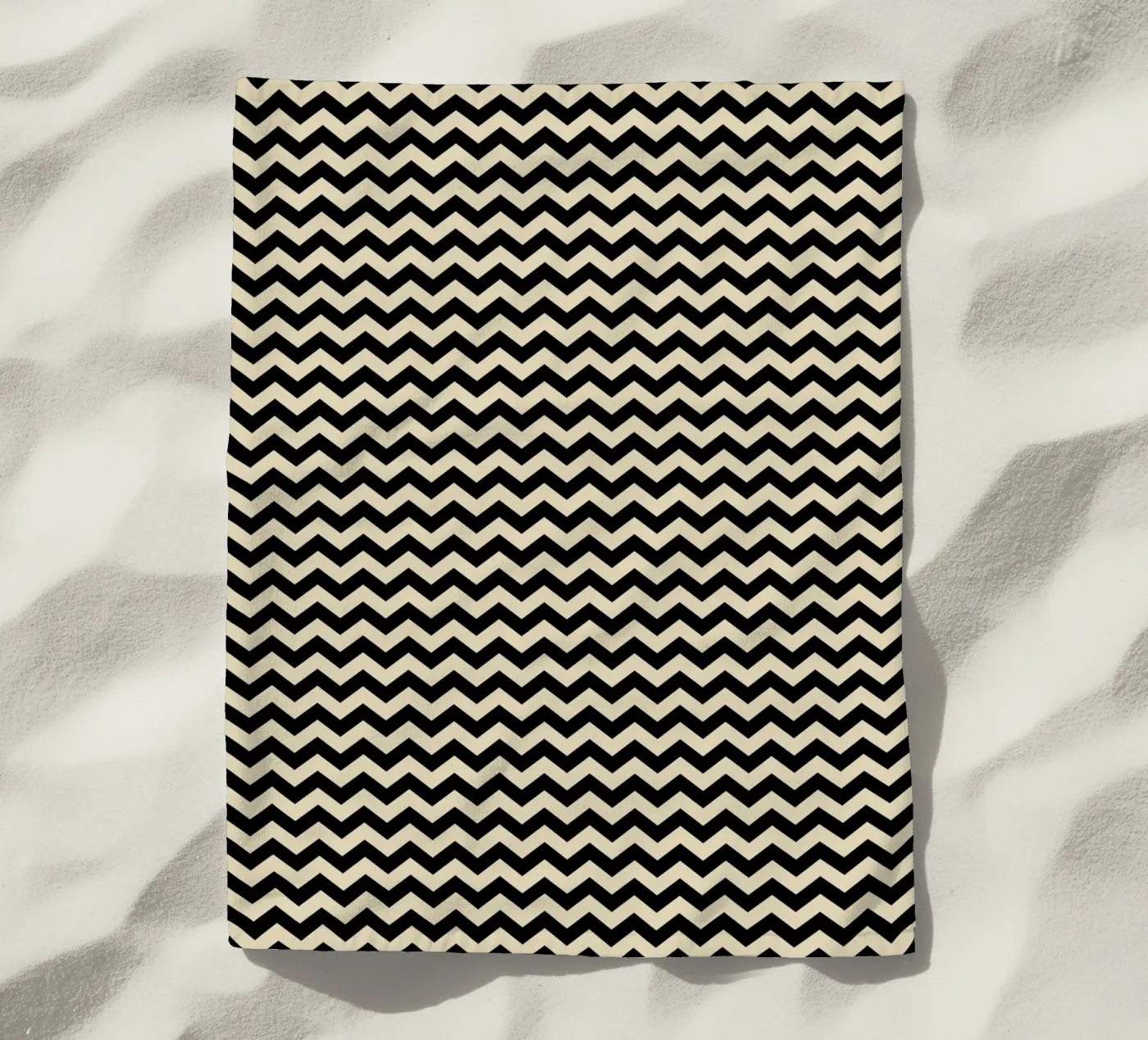 Minimal Chic Basis Chevron Patroon | Zwart en Beige strandhanddoek van Beauty in Simplicity