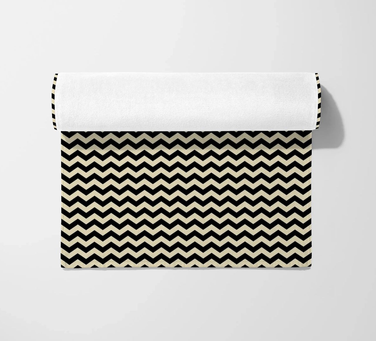 Minimal Chic Basic Chevron Pattern | Nero e Beige telo mare da Beauty in Simplicity