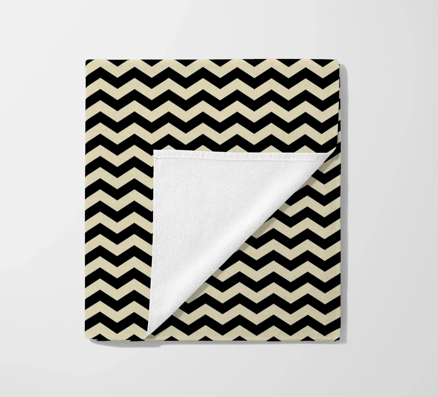 Minimal Chic Basis Chevron Patroon | Zwart en Beige strandhanddoek van Beauty in Simplicity
