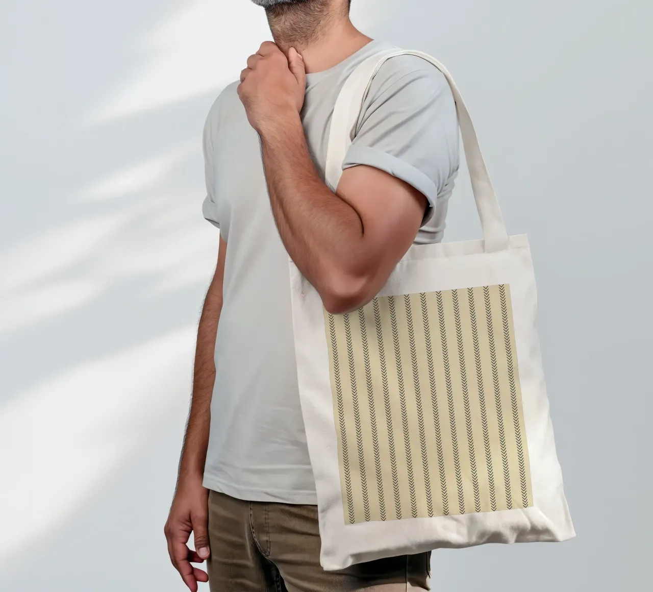 Frecce minime classiche standard a strisce nere su beige borsa in juta da Beauty in Simplicity