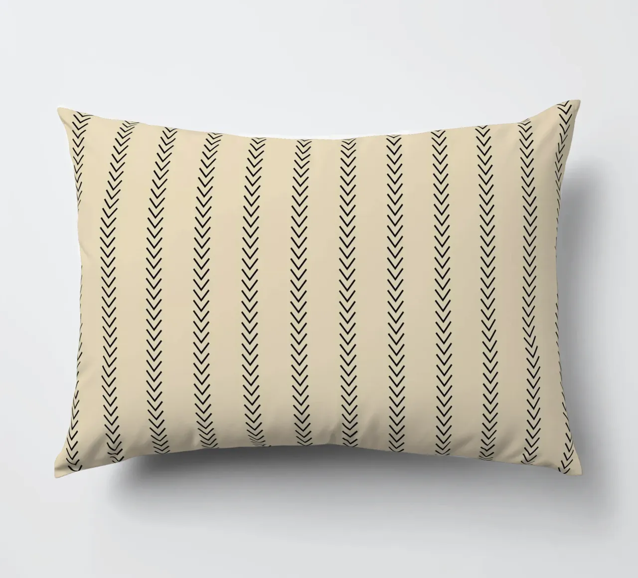 Frecce minime classiche standard a strisce nere su beige cuscino da Beauty in Simplicity