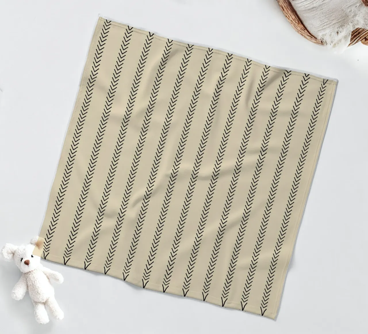 Frecce minime classiche standard a strisce nere su beige coperta in pile da Beauty in Simplicity