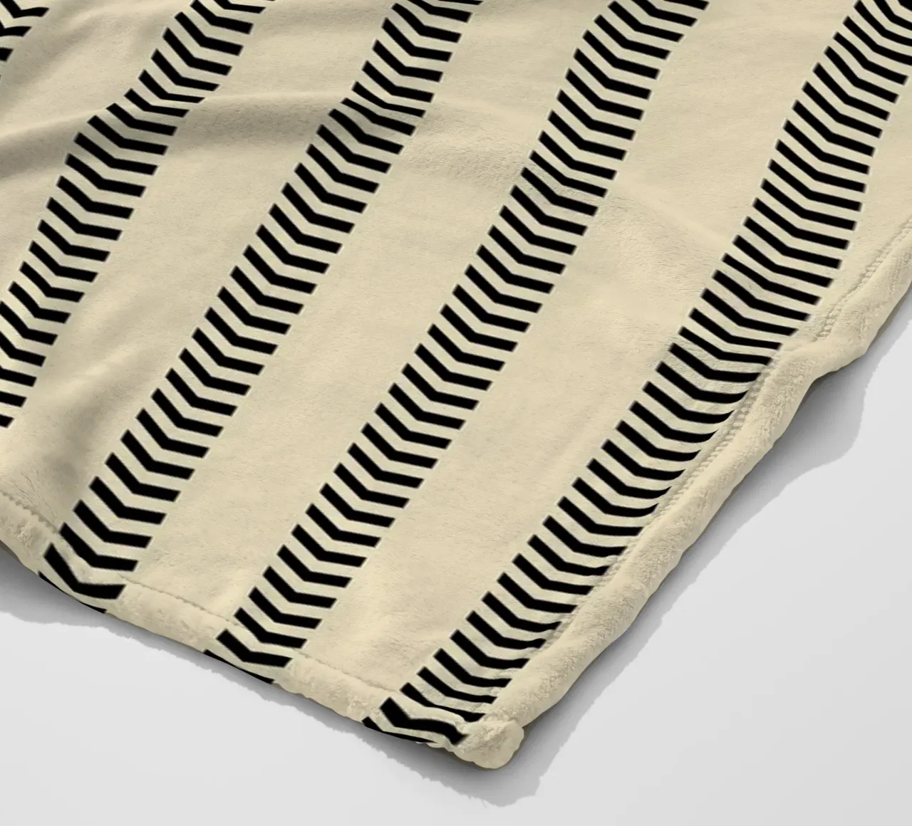 Minimal Basic Mudcloth Frecce a strisce | Nero su Beige coperta in pile da Beauty in Simplicity