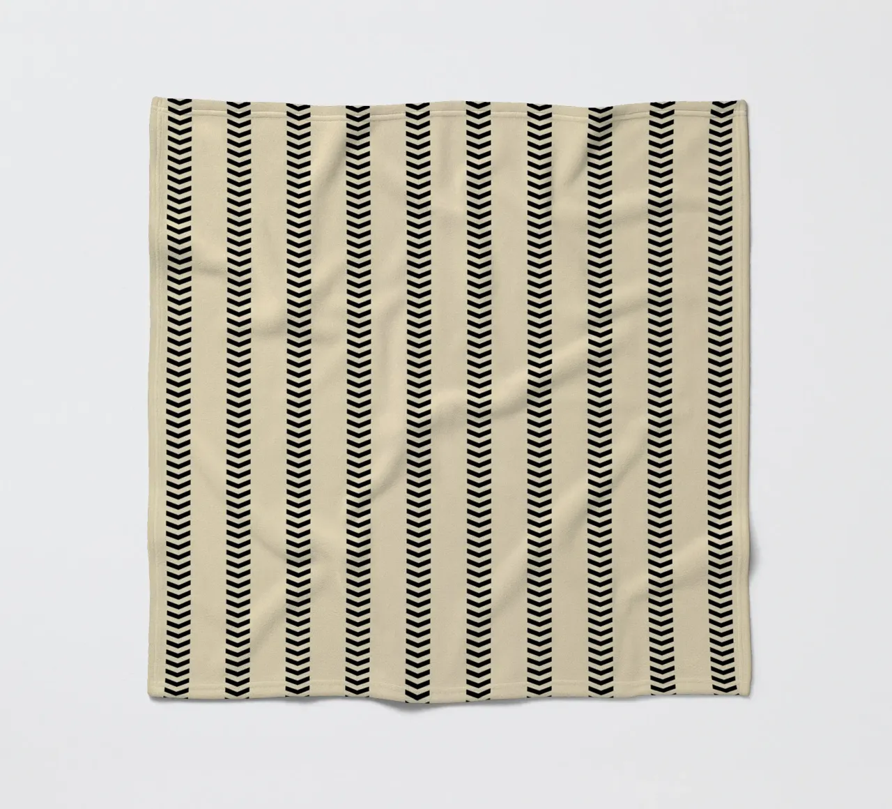 Minimal Basic Mudcloth Frecce a strisce | Nero su Beige coperta in pile da Beauty in Simplicity