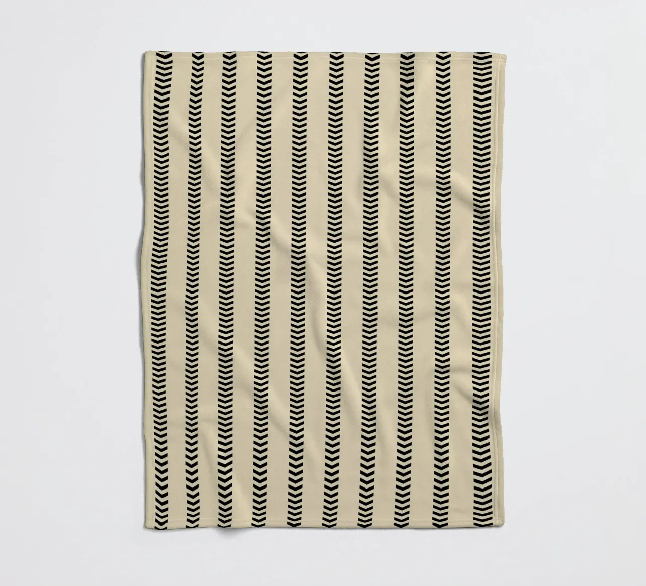 Minimal Basic Mudcloth Frecce a strisce | Nero su Beige coperta in pile da Beauty in Simplicity