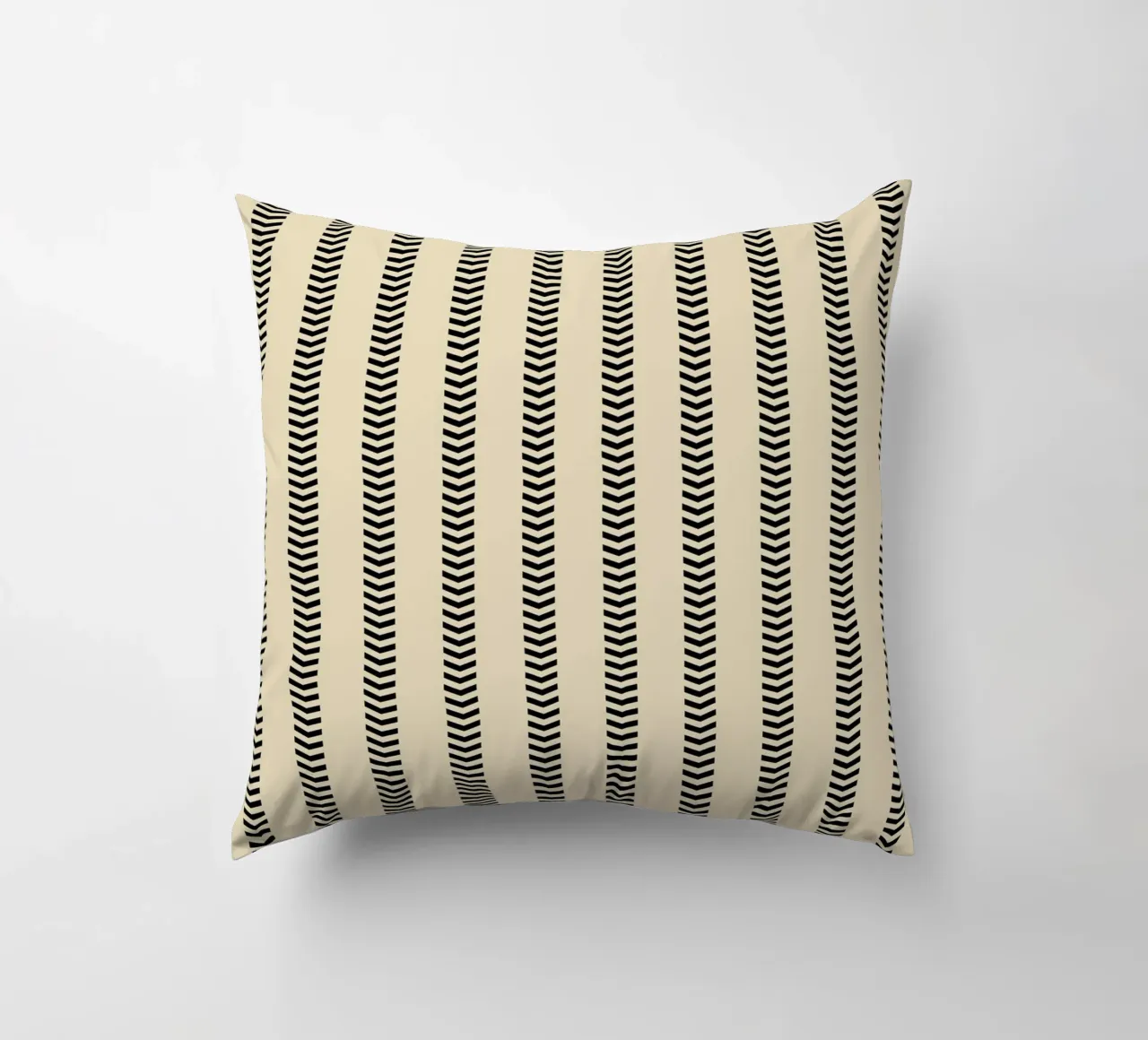 Minimal Basic Mudcloth Frecce a strisce | Nero su Beige cuscino da Beauty in Simplicity