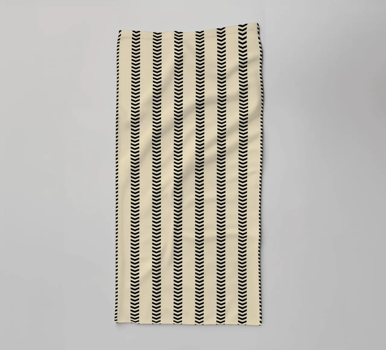 Minimal Basic Mudcloth Frecce a strisce | Nero su Beige asciugamano da bagno da Beauty in Simplicity