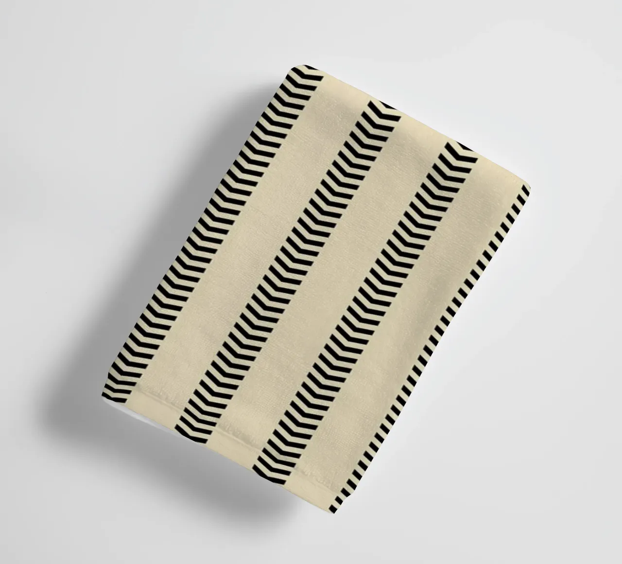 Minimal Basic Mudcloth Frecce a strisce | Nero su Beige asciugamano da bagno da Beauty in Simplicity