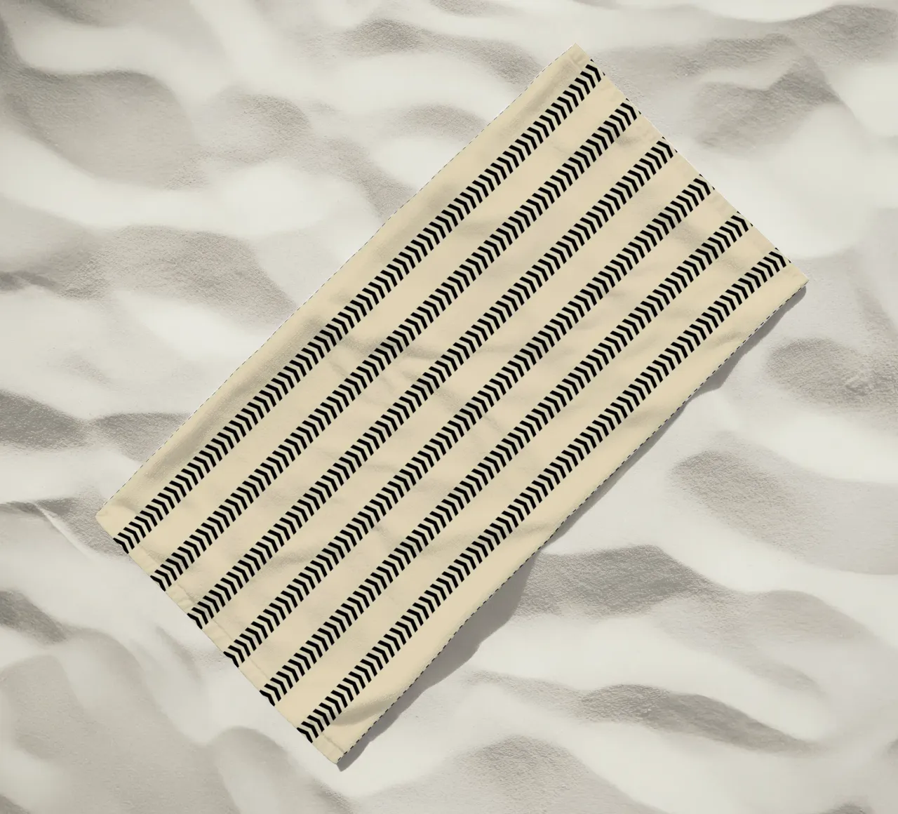 Minimal Basic Mudcloth Frecce a strisce | Nero su Beige telo mare da Beauty in Simplicity