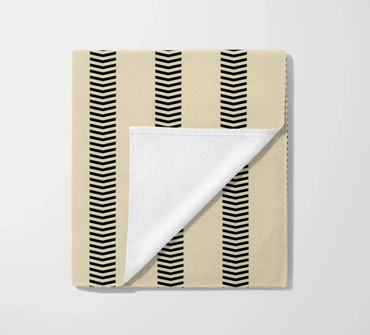 Minimal Basic Mudcloth Frecce a strisce | Nero su Beige telo mare da Beauty in Simplicity