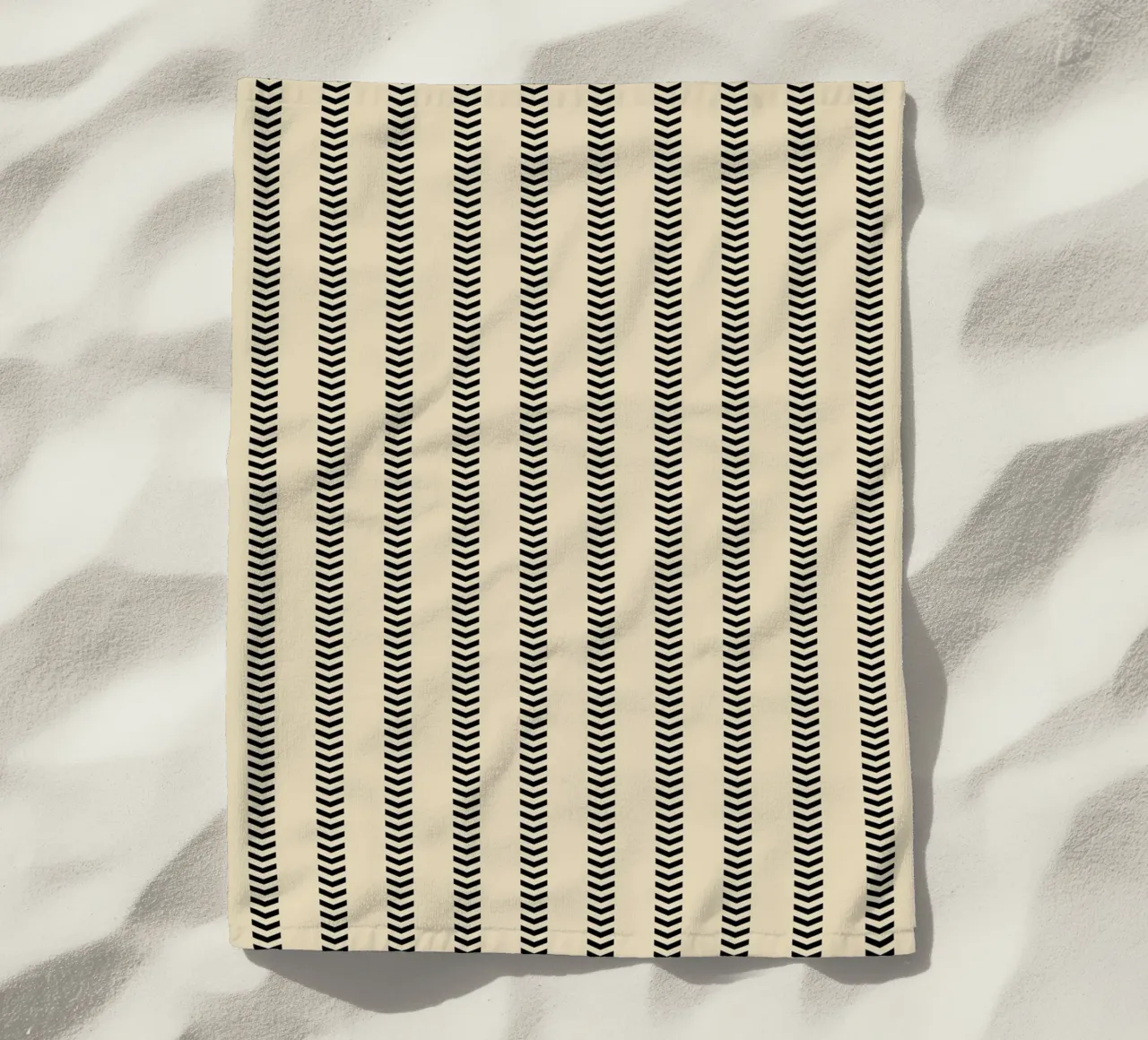 Minimal Basic Mudcloth Frecce a strisce | Nero su Beige telo mare da Beauty in Simplicity