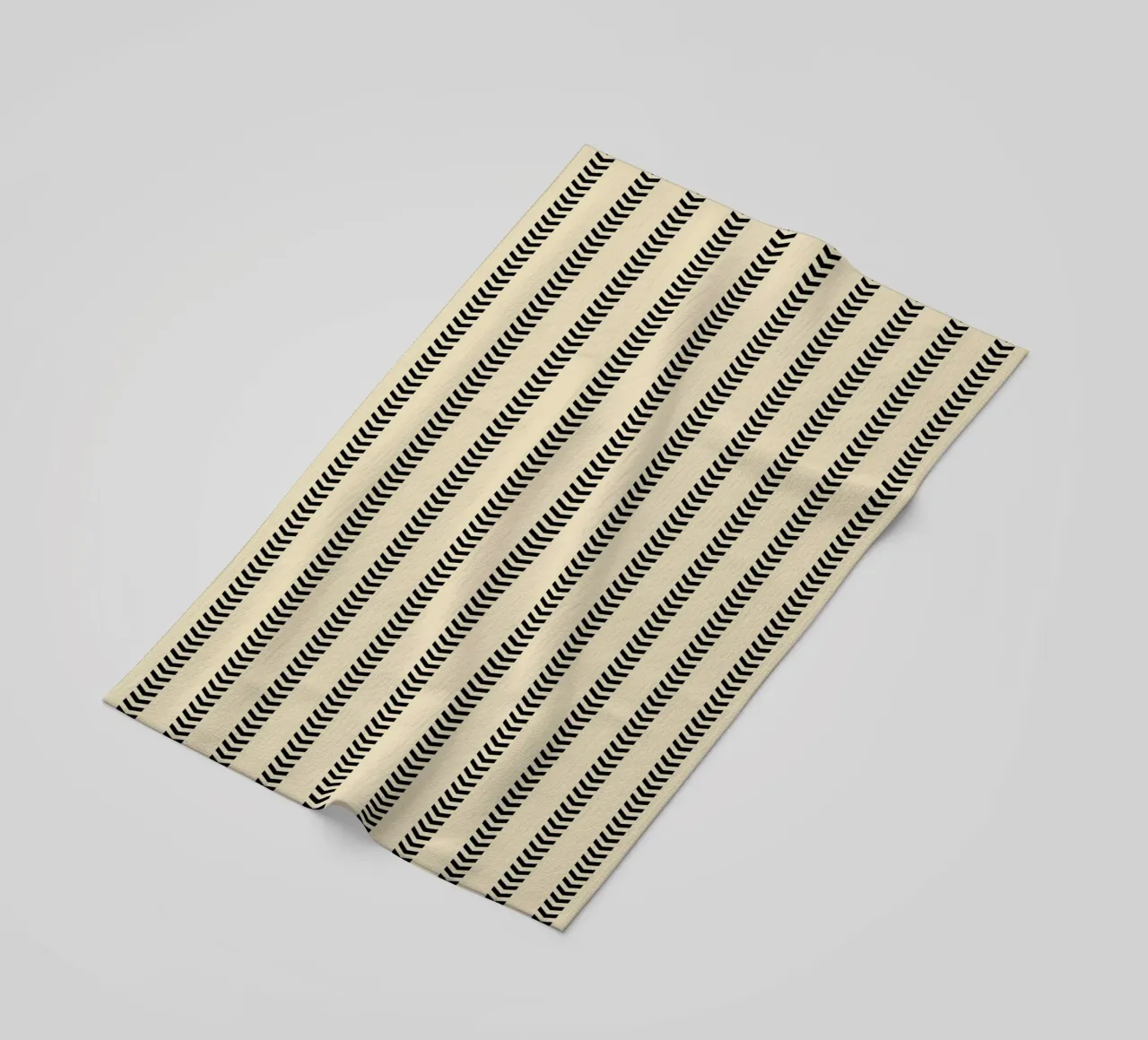 Minimal Basic Mudcloth Frecce a strisce | Nero su Beige telo mare da Beauty in Simplicity