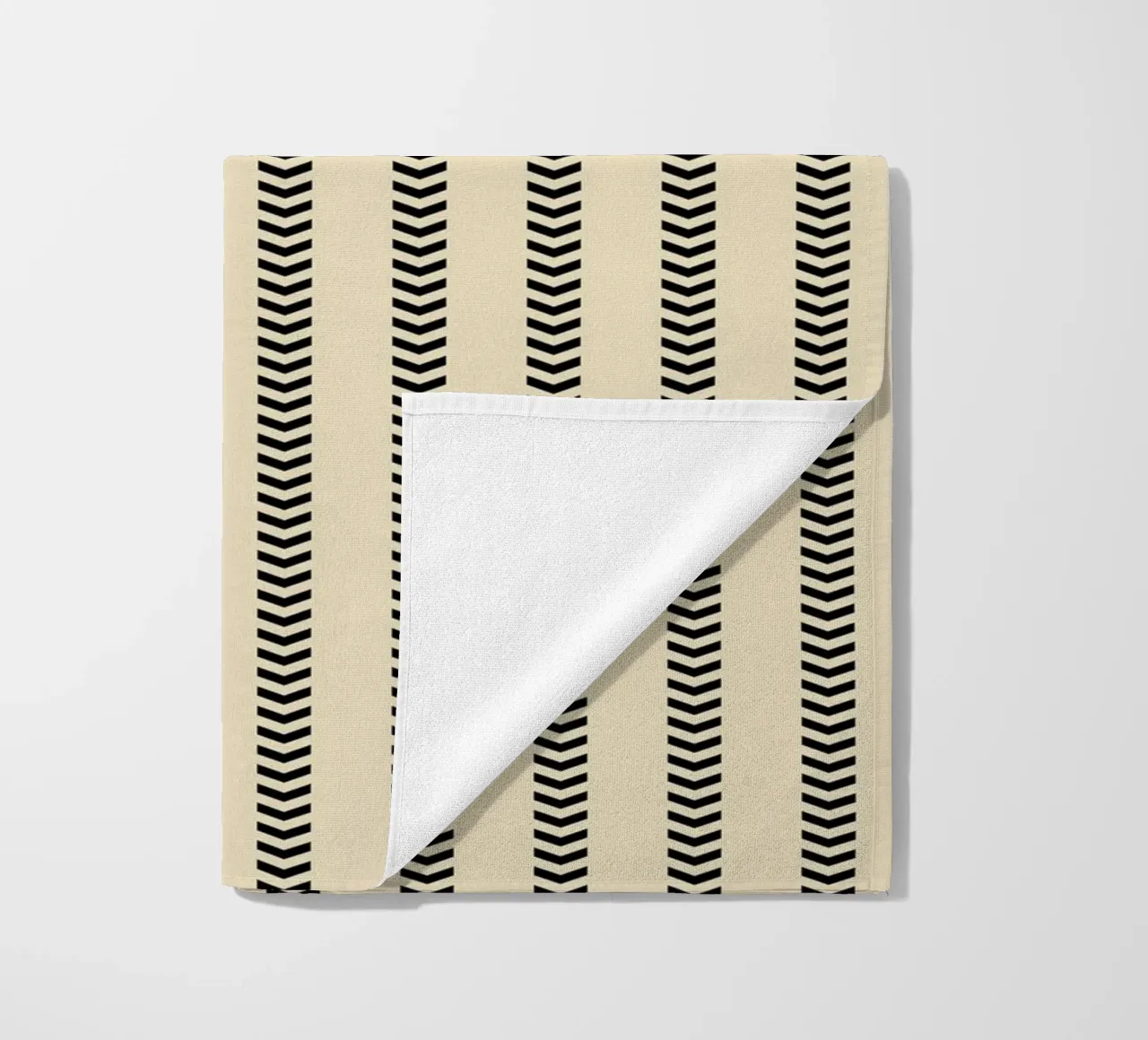 Minimal Basic Mudcloth Frecce a strisce | Nero su Beige telo mare da Beauty in Simplicity