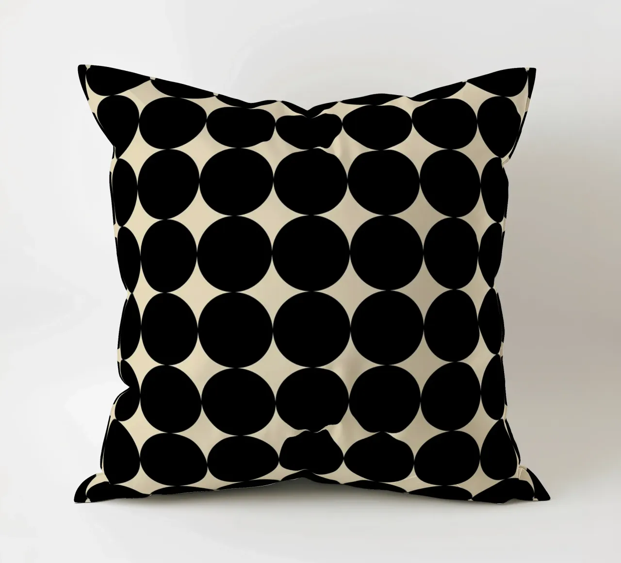 Motivo geometrico minimalista Scandi a forma di cerchio, nero su beige cuscino da Beauty in Simplicity
