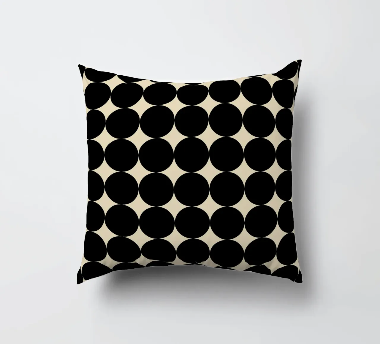 Motivo geometrico minimalista Scandi a forma di cerchio, nero su beige cuscino da Beauty in Simplicity