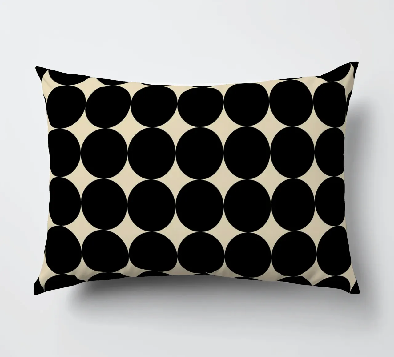 Motivo geometrico minimalista Scandi a forma di cerchio, nero su beige cuscino da Beauty in Simplicity