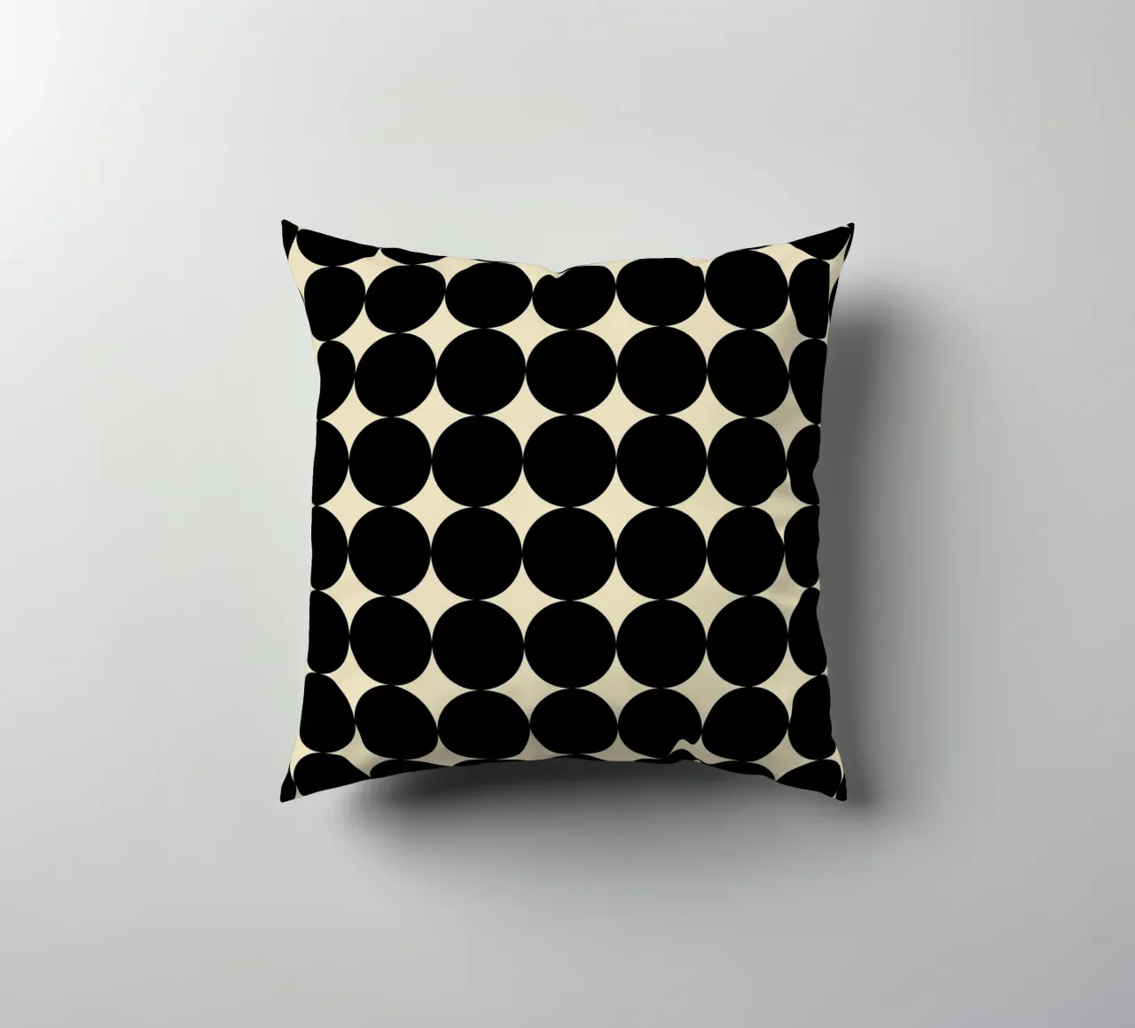 Motivo geometrico minimalista Scandi a forma di cerchio, nero su beige cuscino da Beauty in Simplicity
