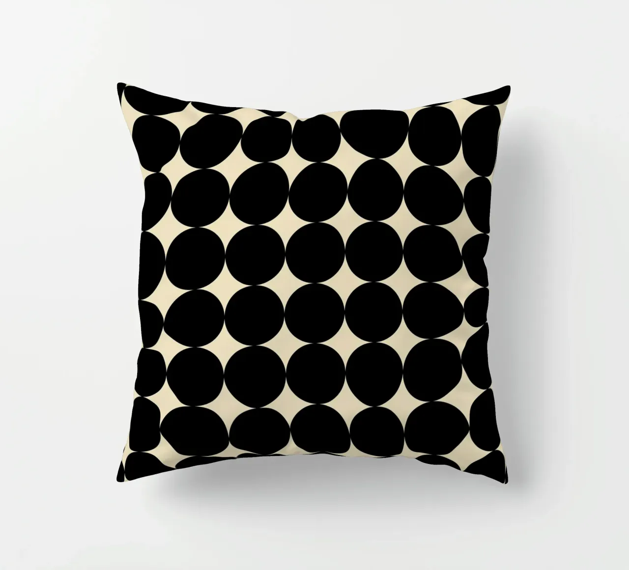 Motivo geometrico minimalista Scandi a forma di cerchio, nero su beige cuscino da Beauty in Simplicity