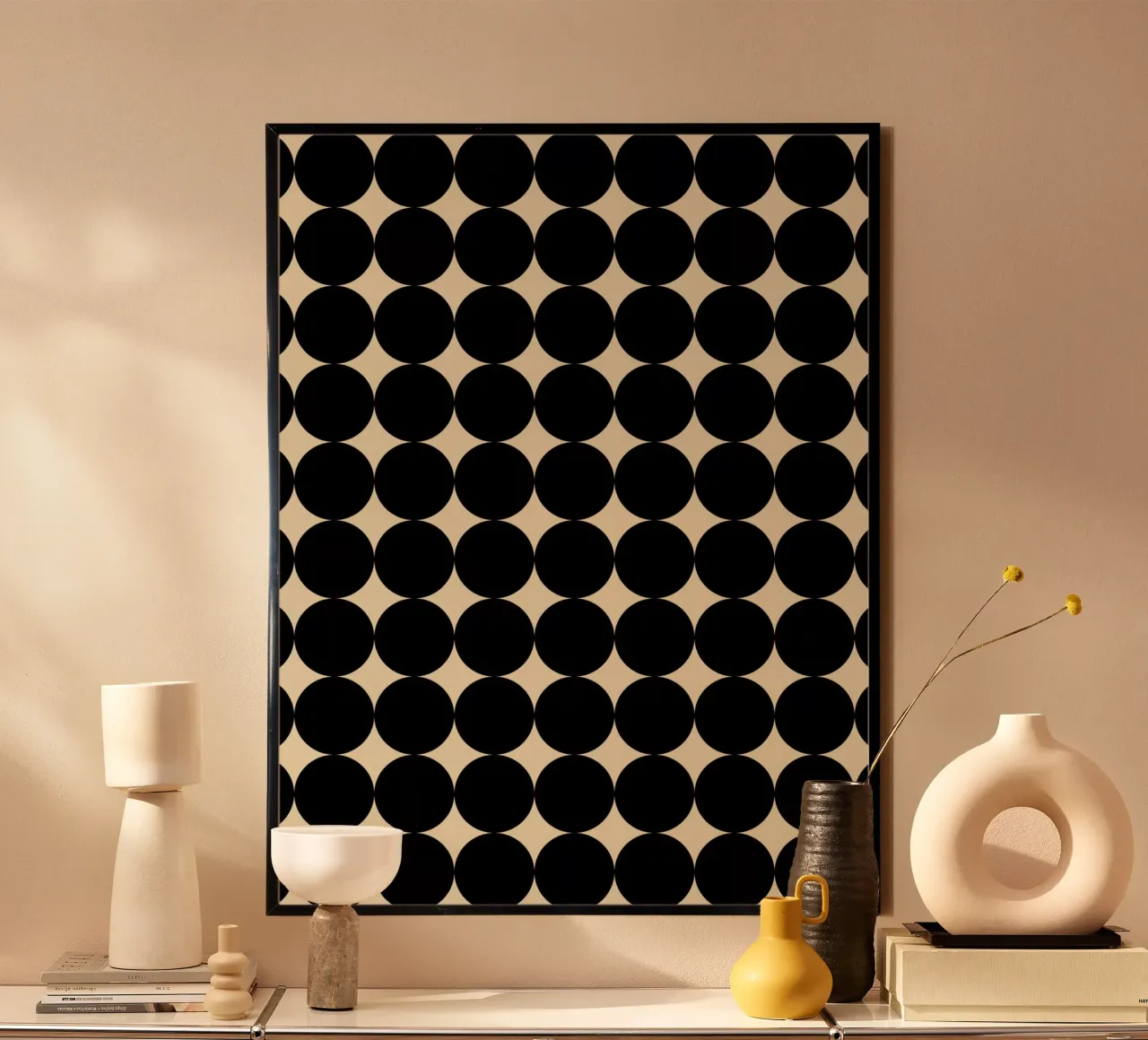 Motivo geometrico minimalista Scandi a forma di cerchio, nero su beige poster con telaio in plastica da Beauty in Simplicity