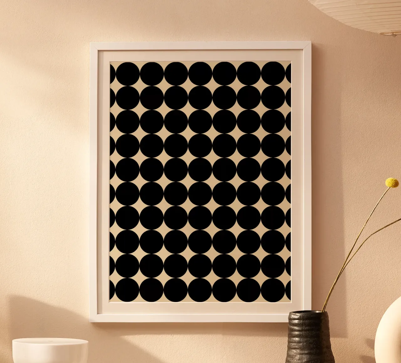 Motivo geometrico minimalista Scandi a forma di cerchio, nero su beige poster con telaio in plastica da Beauty in Simplicity