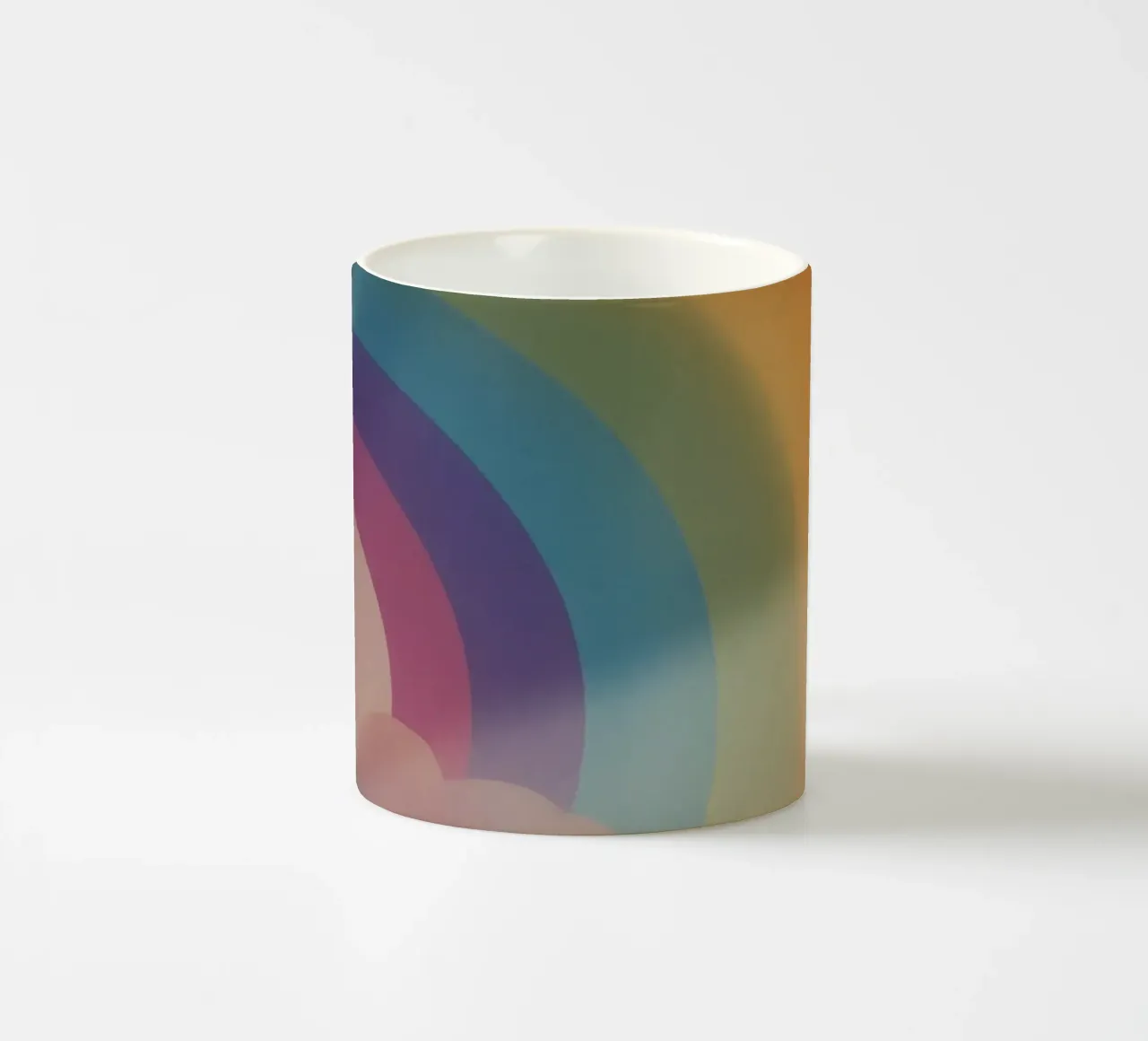 Arcobaleno sfocato e forme di nuvole tazza in ceramica da DesignDoodle