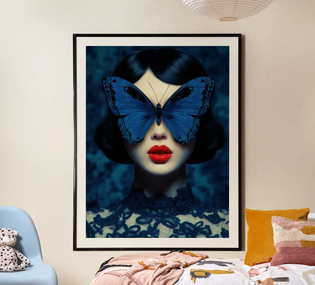 Donna con farfalla | Lusso misterioso poster con telaio in legno da Autofocus