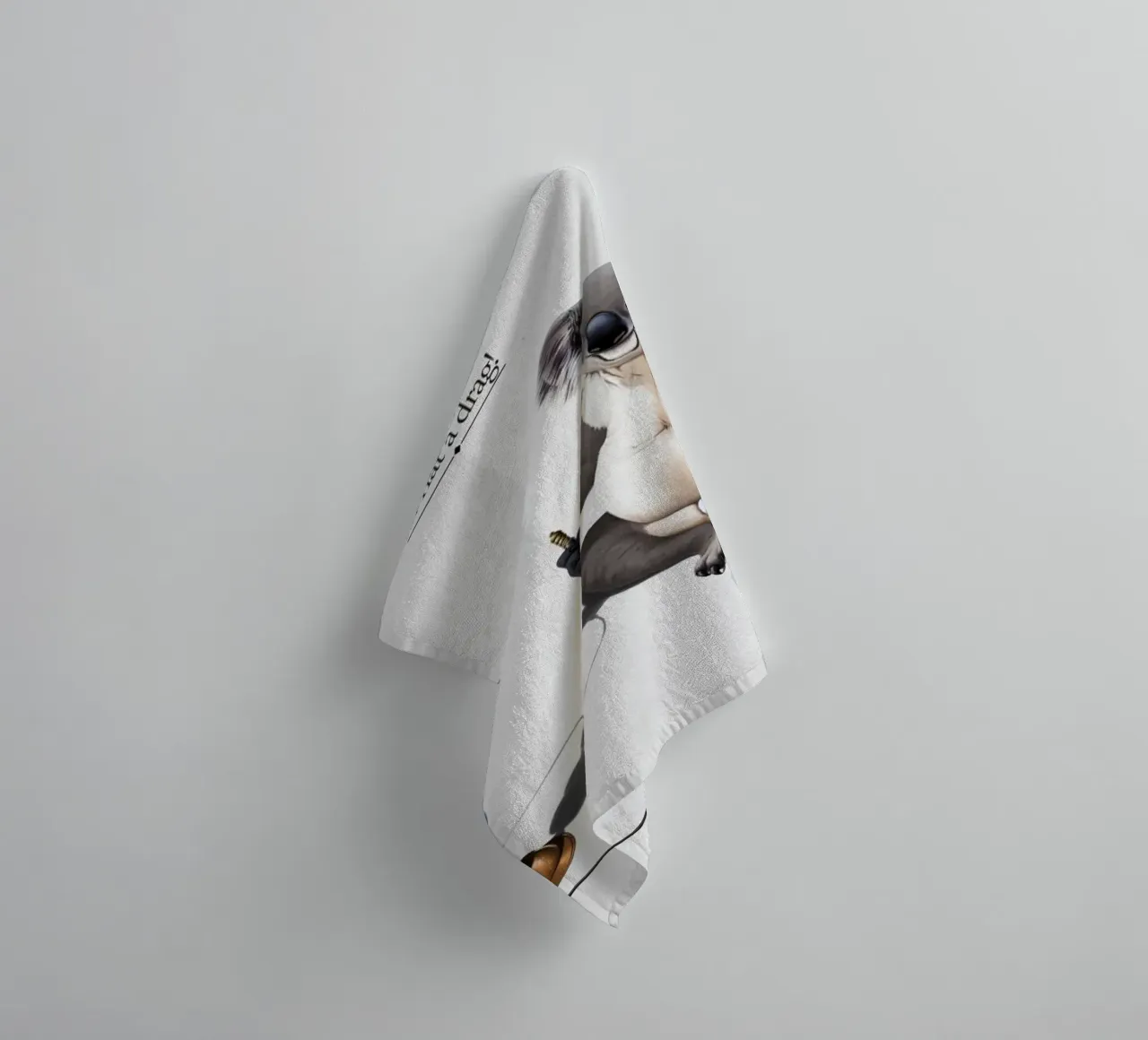 What a Drag! (Titled) asciugamano da bagno da Rob Art | Illustration