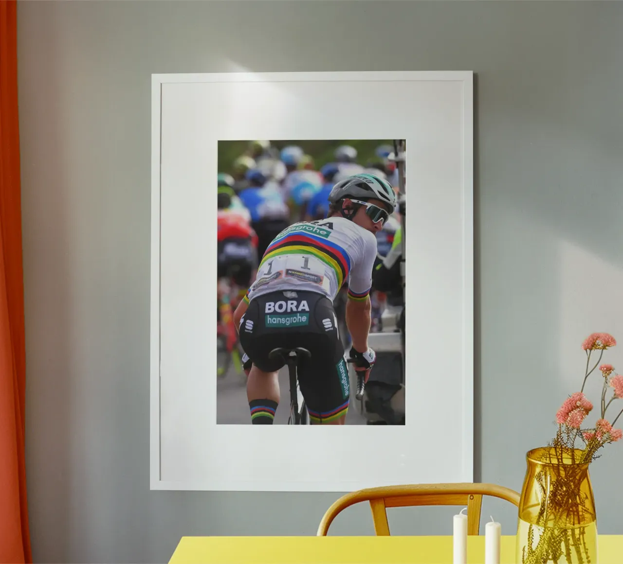 peter sagan con il kit della squadra bora-hansgrohe poster con telaio in legno da addelia shope