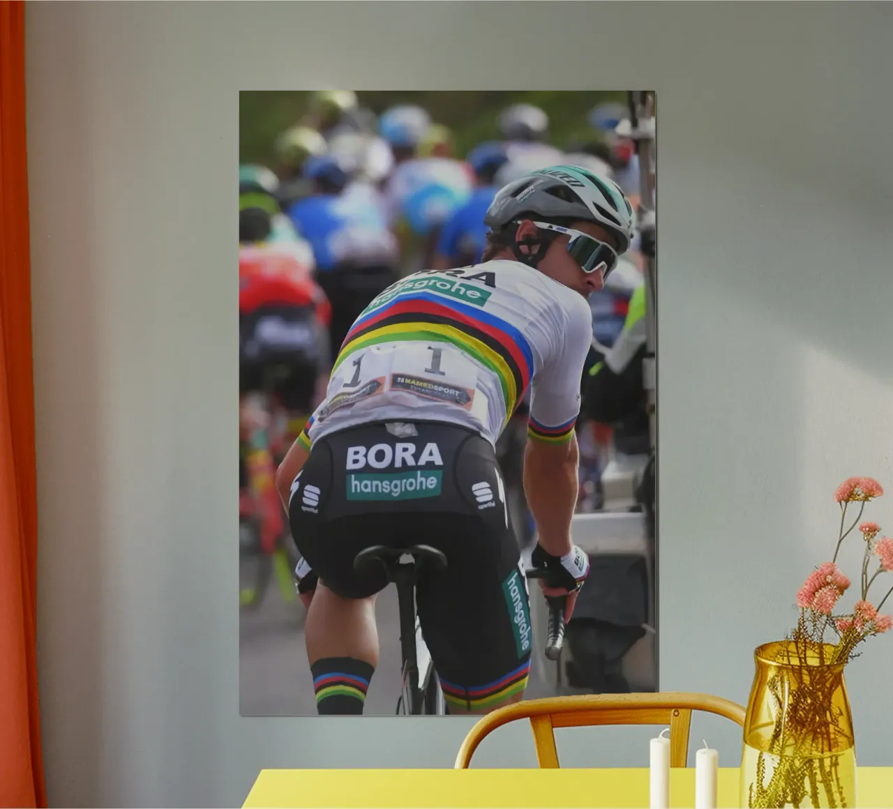 peter sagan con il kit della squadra bora-hansgrohe poster con telaio in legno da addelia shope