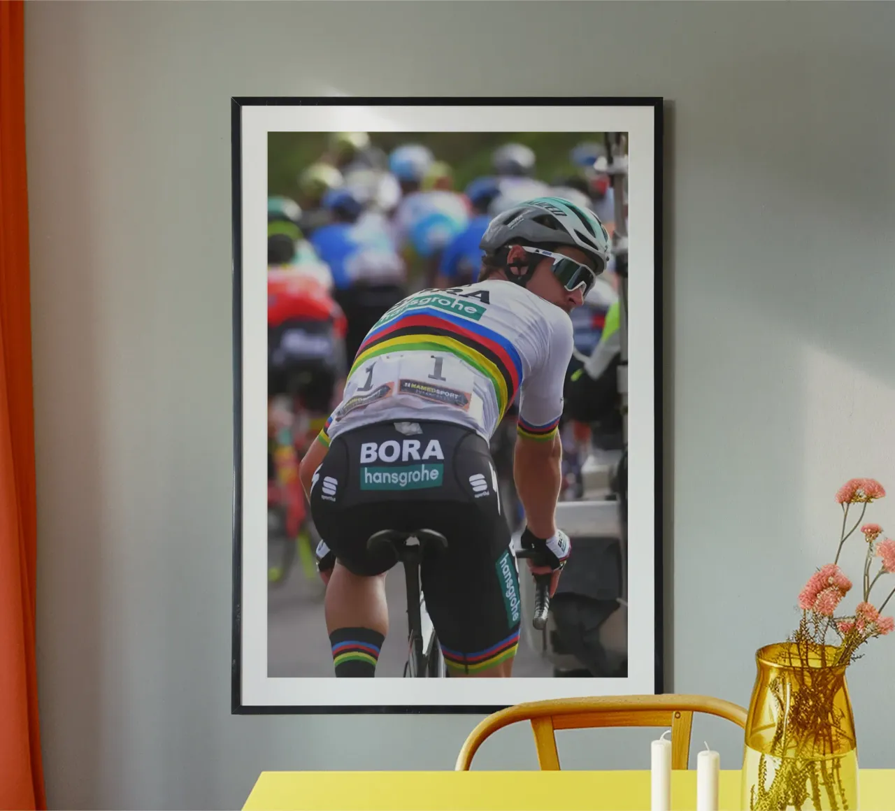 peter sagan con il kit della squadra bora-hansgrohe poster con telaio in legno da addelia shope