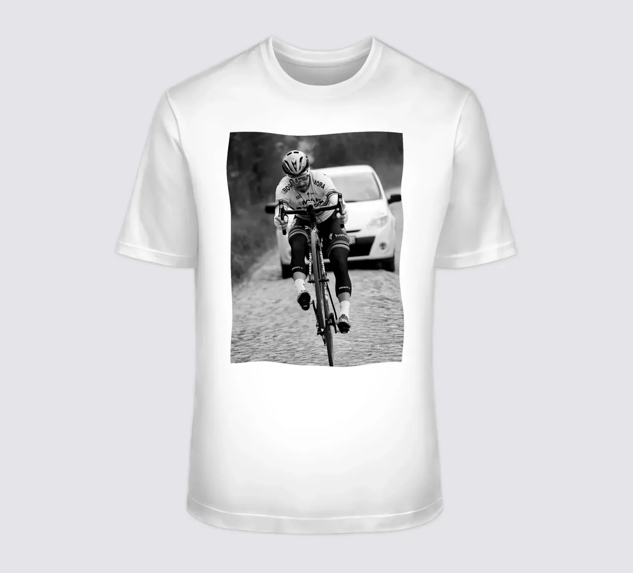 peter sagan gareggia in una delle gare classiche t-shirt da addelia shope