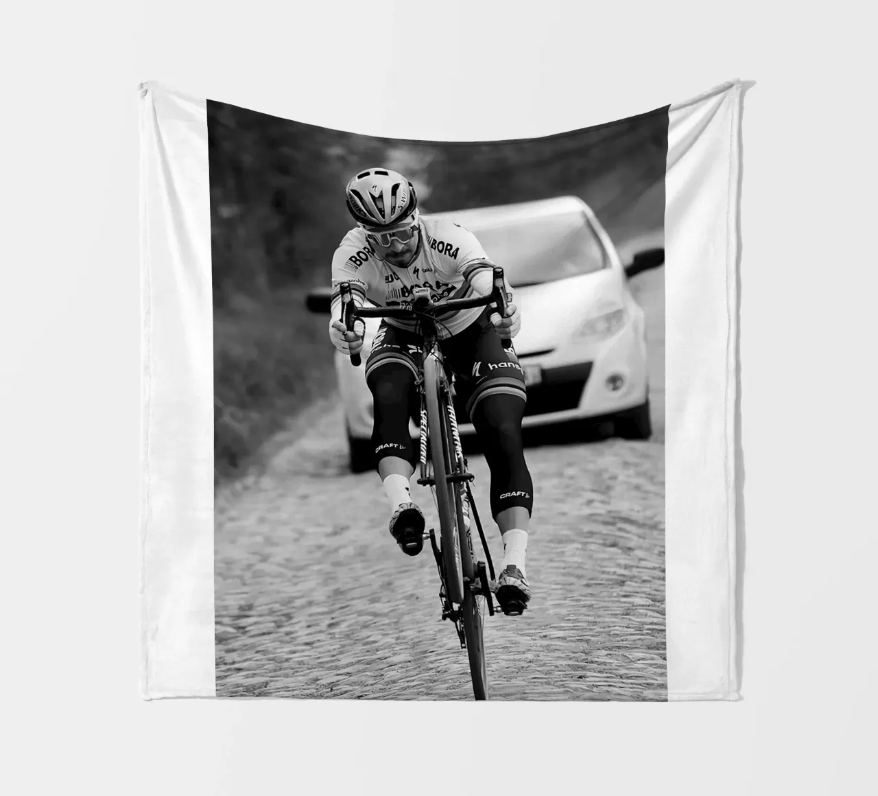 peter sagan gareggia in una delle gare classiche coperta in pile da addelia shope