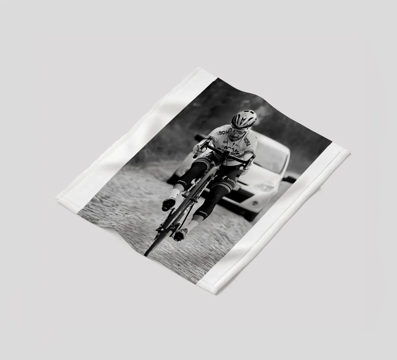 peter sagan gareggia in una delle gare classiche coperta in pile da addelia shope