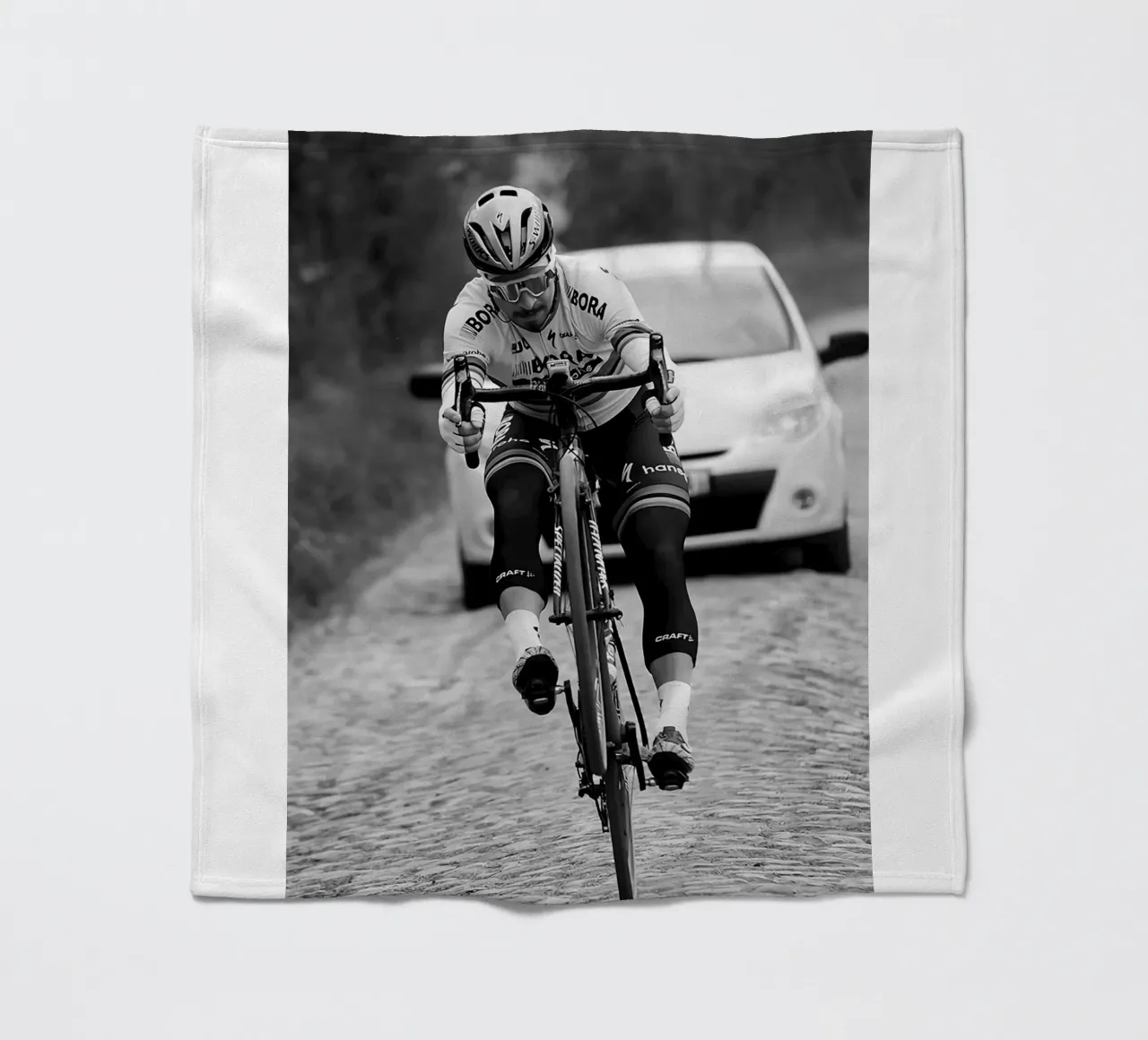 peter sagan gareggia in una delle gare classiche coperta in pile da addelia shope