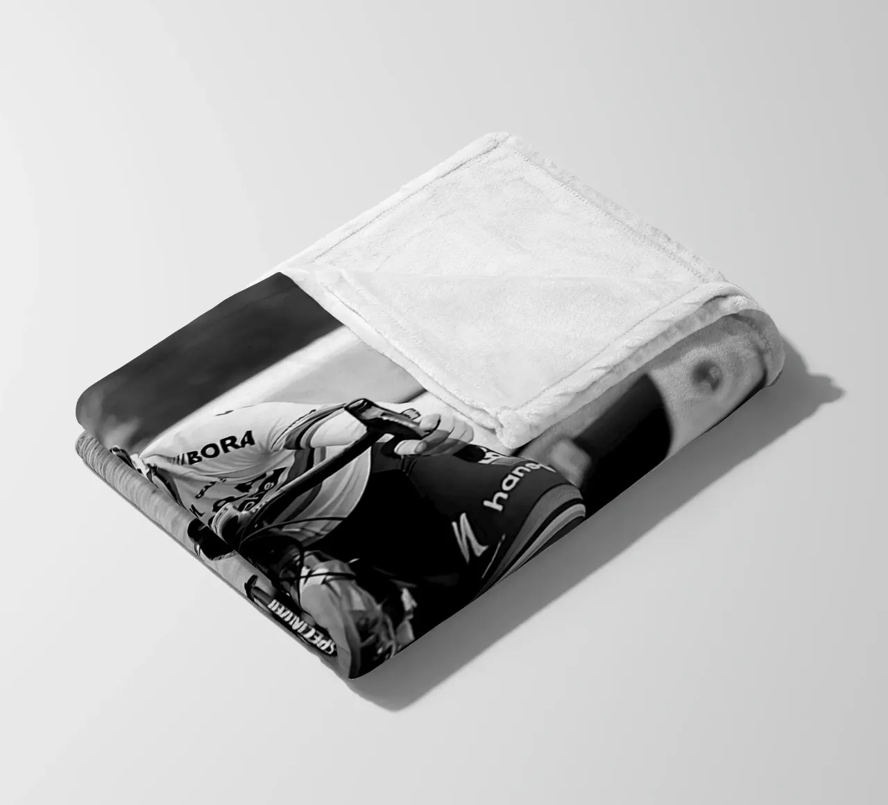 peter sagan gareggia in una delle gare classiche coperta in pile da addelia shope