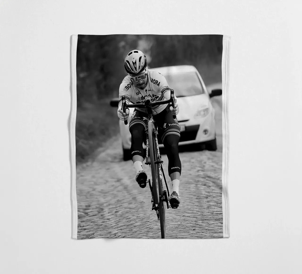 peter sagan gareggia in una delle gare classiche coperta in pile da addelia shope
